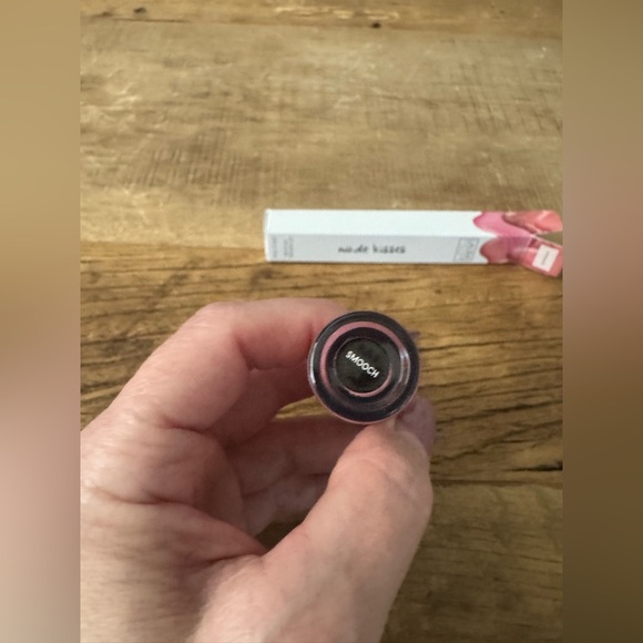 NEW Laura Geller Nude Kisses Lip Hugging Lip Gloss ~ Smooch - Picture 8 of 8